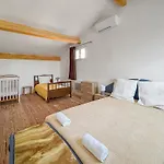 Apartament Maison Spacieuse, Piscine Parking Prive & Jardin *