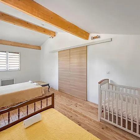 Appartement Maison Spacieuse, Piscine Parking Prive & Jardin