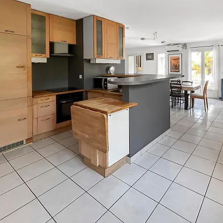 Maison Spacieuse, Piscine Parking Prive & Jardin * Кастри