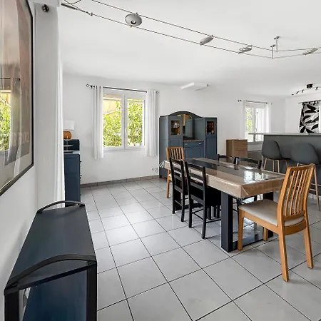 Maison Spacieuse, Piscine Parking Prive & Jardin *